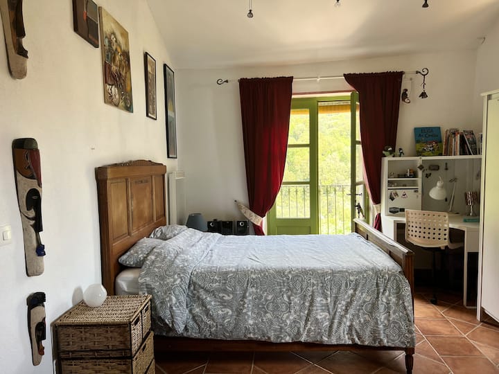 Dormitorio con área de escritorio