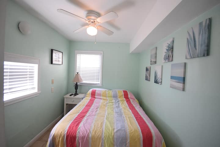 Camera da letto 2 con letto completo,m, ventilatore a soffitto e pavimenti in piastrelle