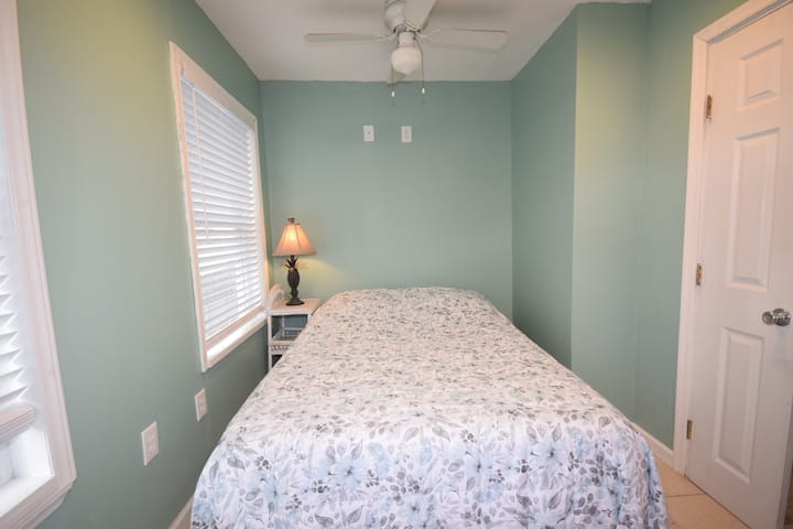 Camera da letto 3 con letto completo, ventilatore a soffitto, pavimenti in piastrelle