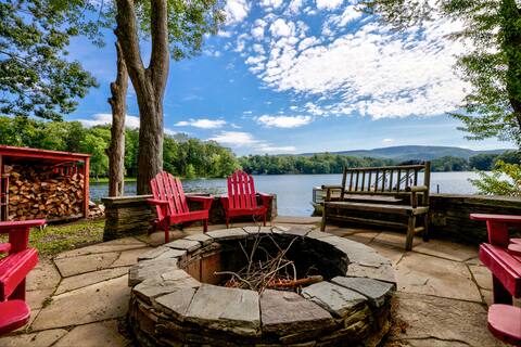 Quiet Lakefront Retreat - 4 bed / 4 bath