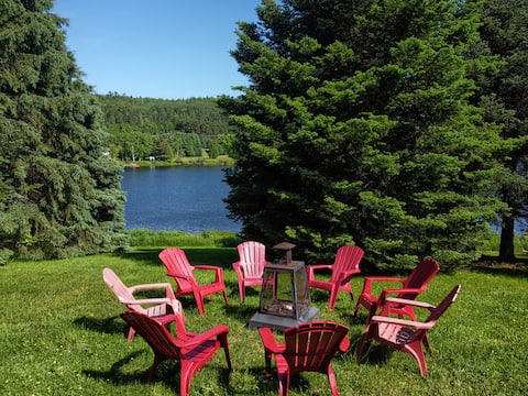 Spacious Waterfront Chalet Plenty Of Natural Light