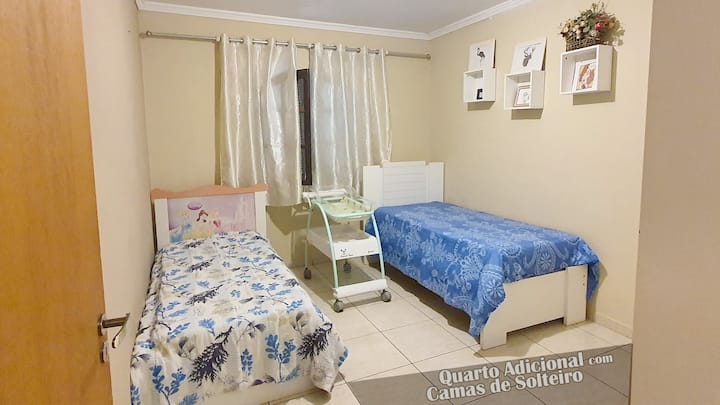 Habitación adicional que incluye camas individuales, con espacio para colchones adicionales; ideal para los niños de la pareja o para acomodar a más adultos en estancias con más huéspedes; incluye cambiador y baño acrílico para bebés.