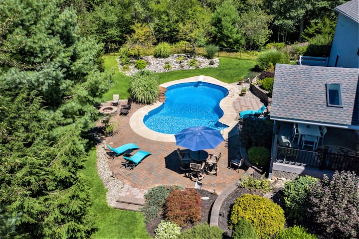 Incredible House In The Heart Of The Poconos. Private Heated Pool & Hot Tub - Pocono Mountains, PA