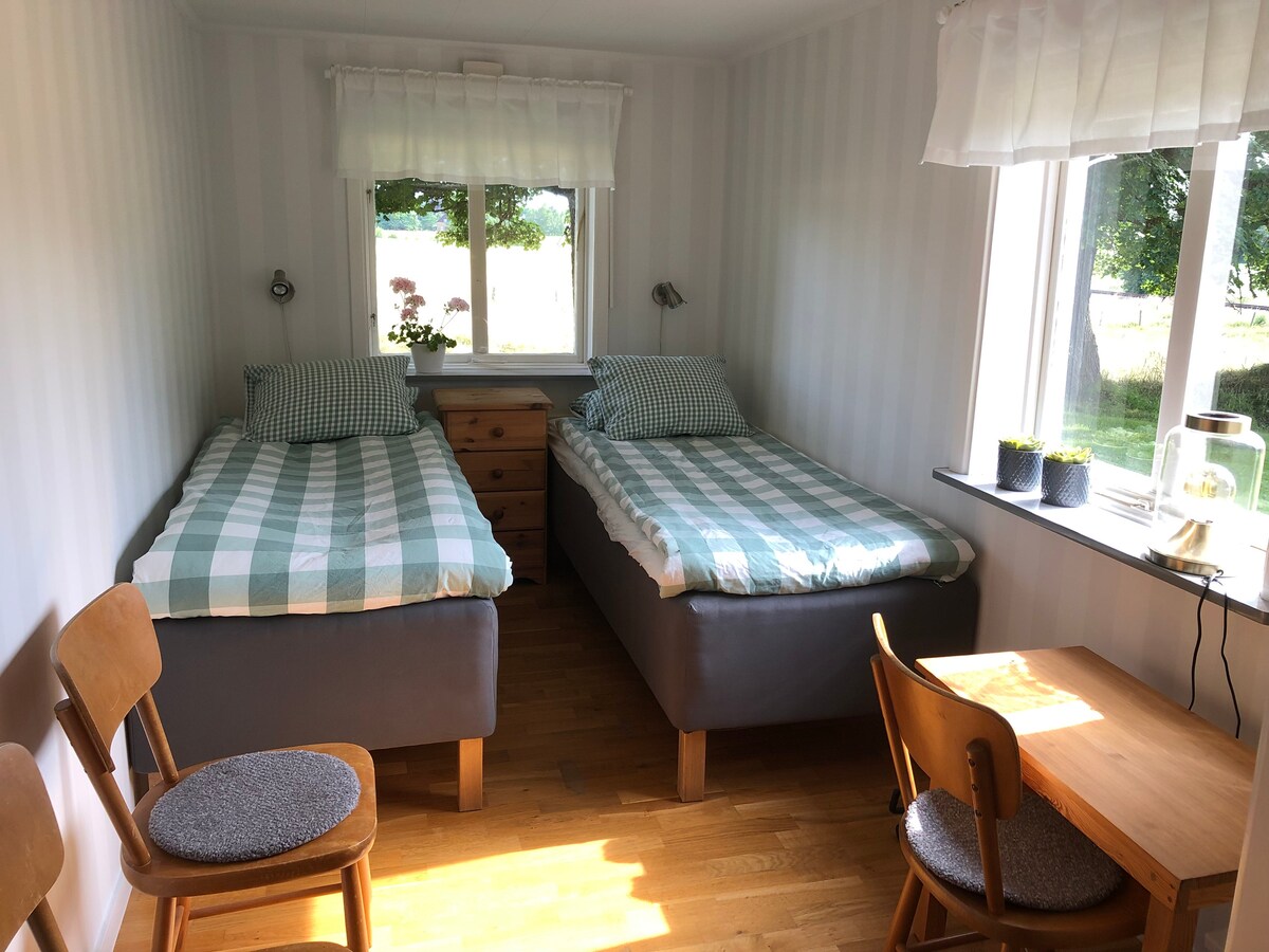 Спална соба со нови удобни кревети.