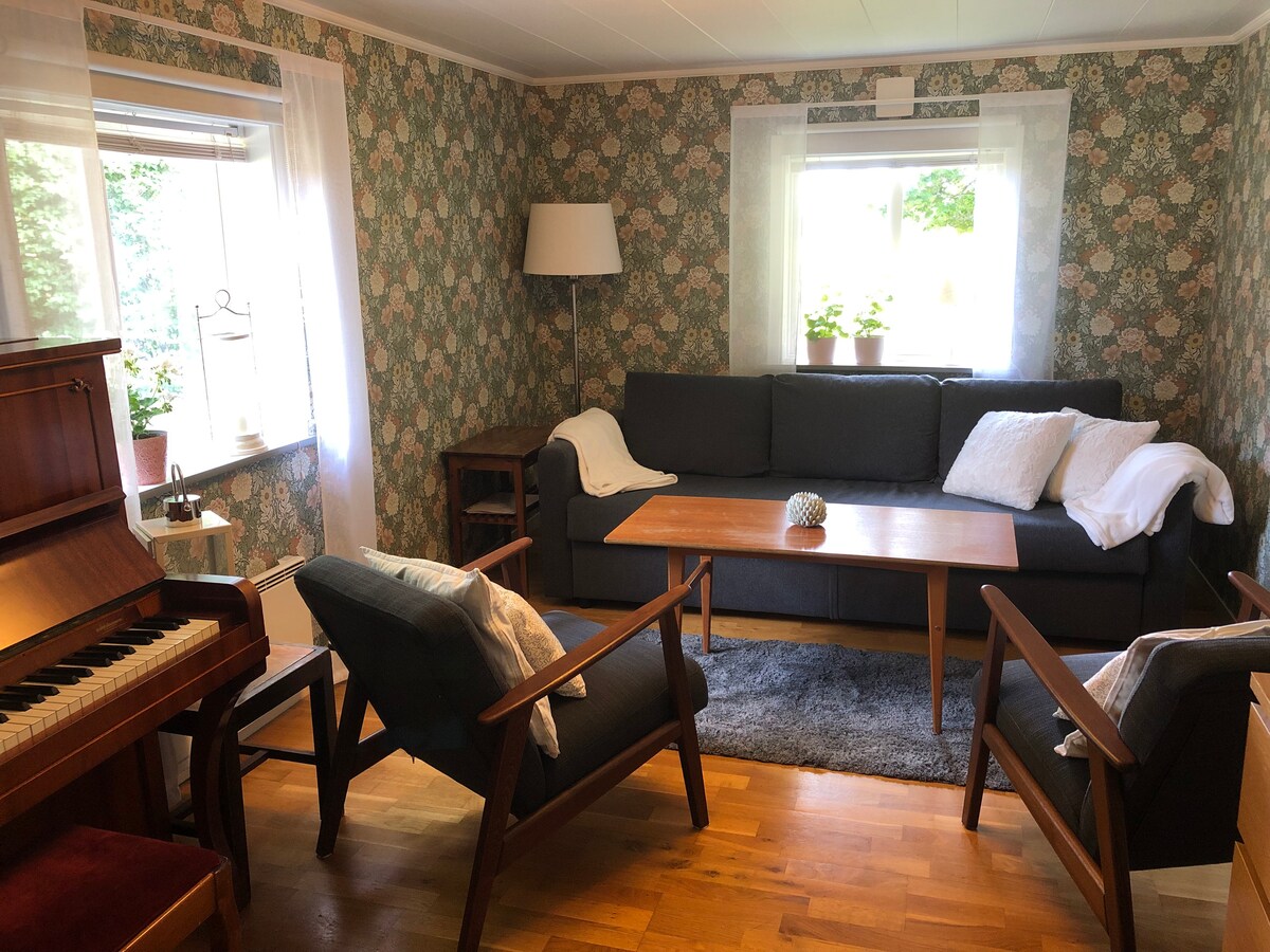 Кауч на спуштање за двајца и пијано.