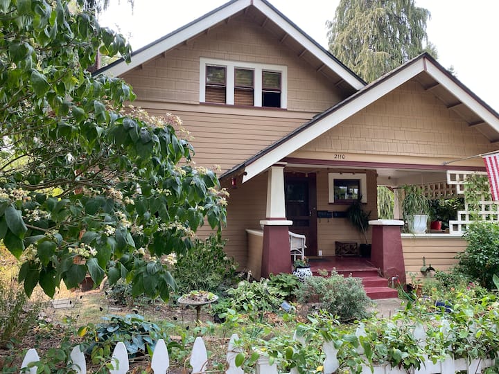 Lovely historic upstairs apartment with character Apartments for Rent