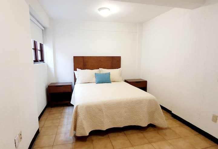 Spavaća soba br. 1: bračni krevet (160x200), prozori s zatamnjenim roletnama, a nalaze se u prizemlju.