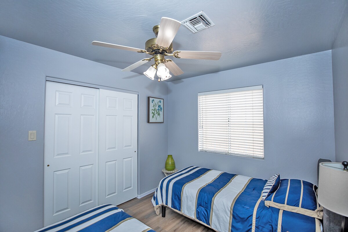 Modrá izba č.2: 2 samostatné postele, odkladací stolík, lampa, šatník, vešiaky na batožinu, závesný organizér v skrini, stropný ventilátor.