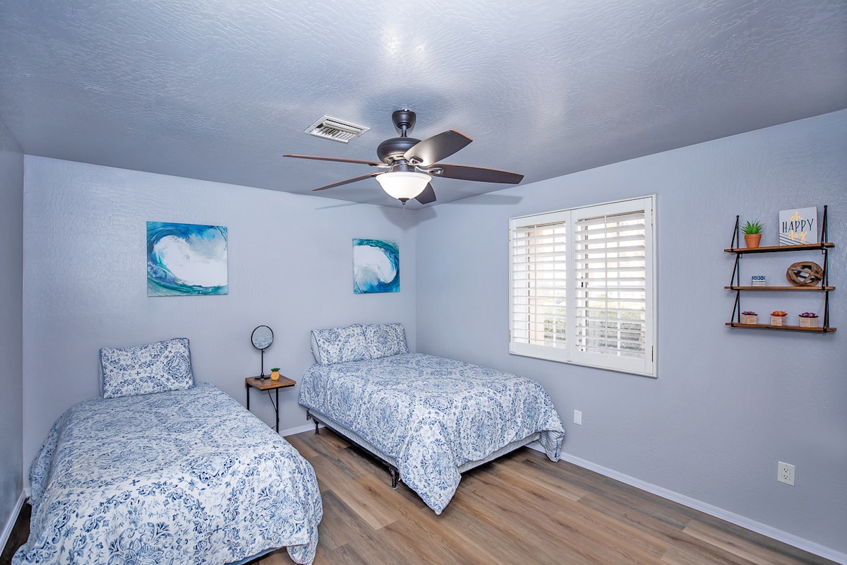 Modrá izba: izba orientovaná na sever; plnohodnotná posteľ, oddelené postele, komoda, odkladací stolík, lampa s nabíjacími portami USB, veľká skriňa, vešiaky, stojan na batožinu. 