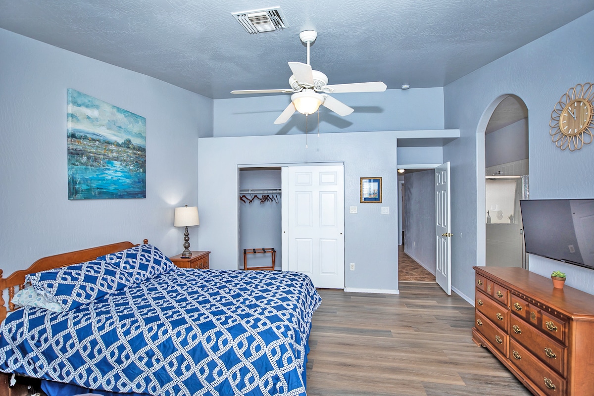 Hlavná spálňa: Queen, 2 koncové stoly, šatník, vešiaky, stojan na batožinu, kožené kreslo,  košík s ďalšími prikrývkami, komoda, inteligentná televízia, stropný ventilátor, francúzske dvere na vonkajšiu krytú terasu. 