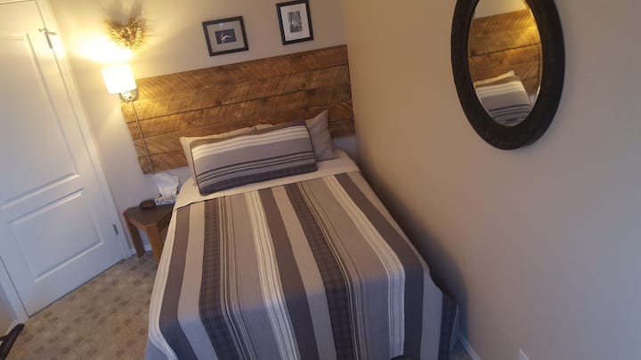 Prilagođene uzglavlje od drva u staji.