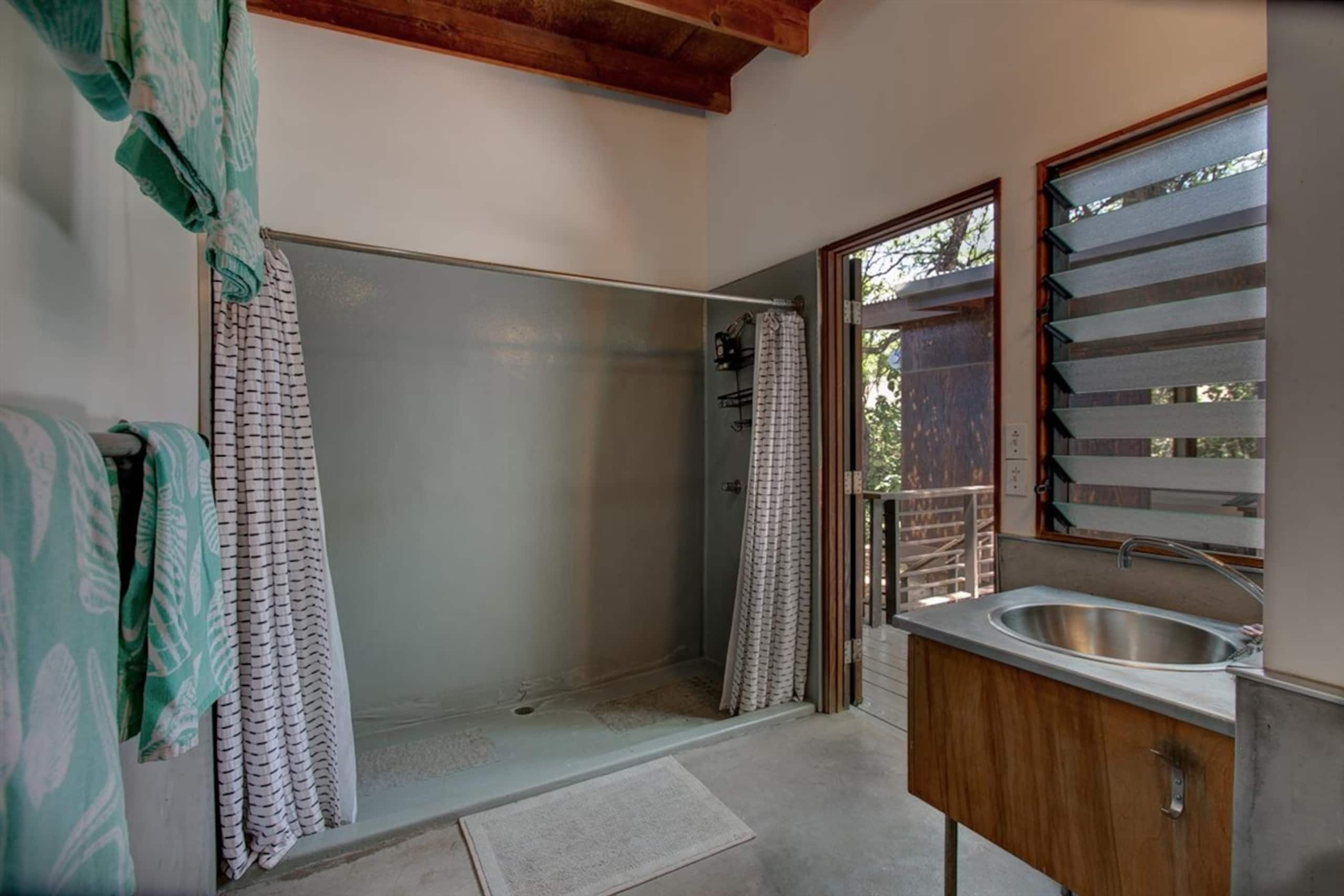 Home in Waimea · ★4.9 · 5 bedrooms · 7 beds · 3.5 baths - Image 19
