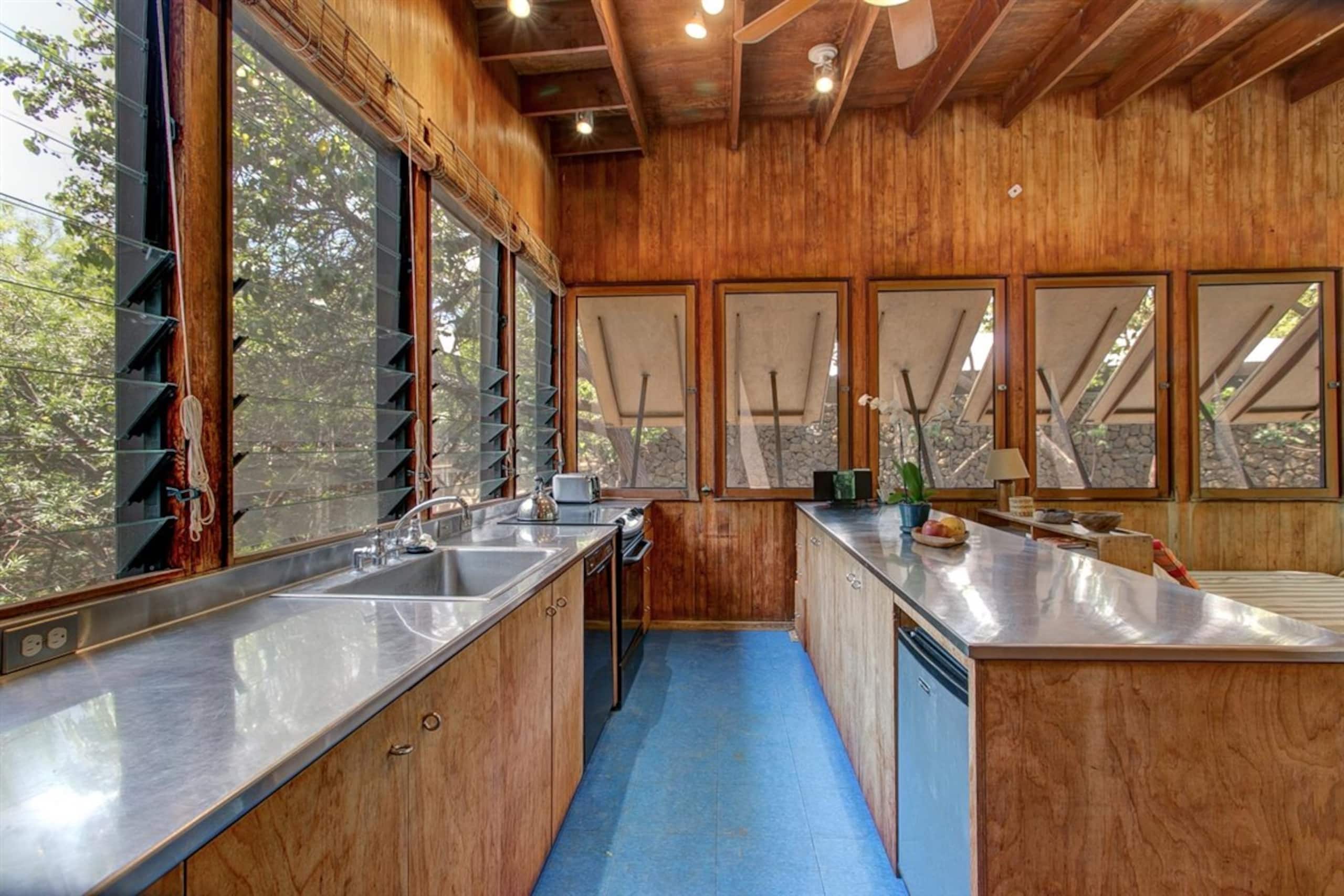 Home in Waimea · ★4.9 · 5 bedrooms · 7 beds · 3.5 baths - Image 5