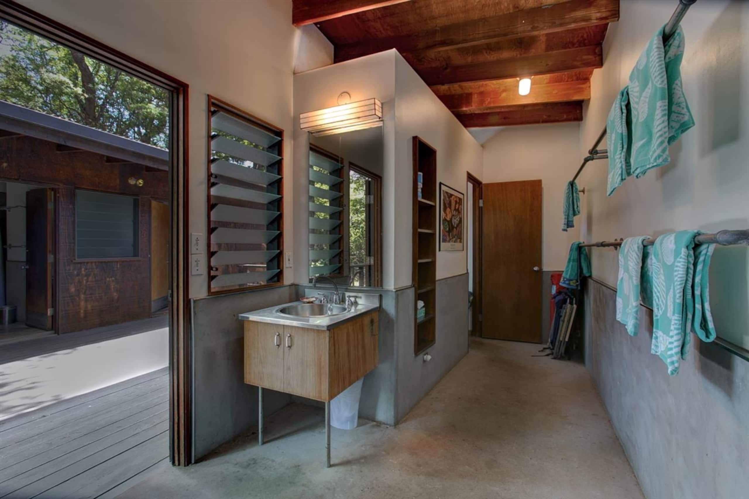 Home in Waimea · ★4.9 · 5 bedrooms · 7 beds · 3.5 baths - Image 20