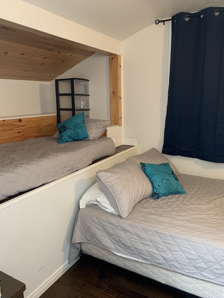 Spavaća soba 2 s bračnim krevetom i dvostrukim krevetom (ograda za bebe za manju djecu dostupna je za podignuti krevet).