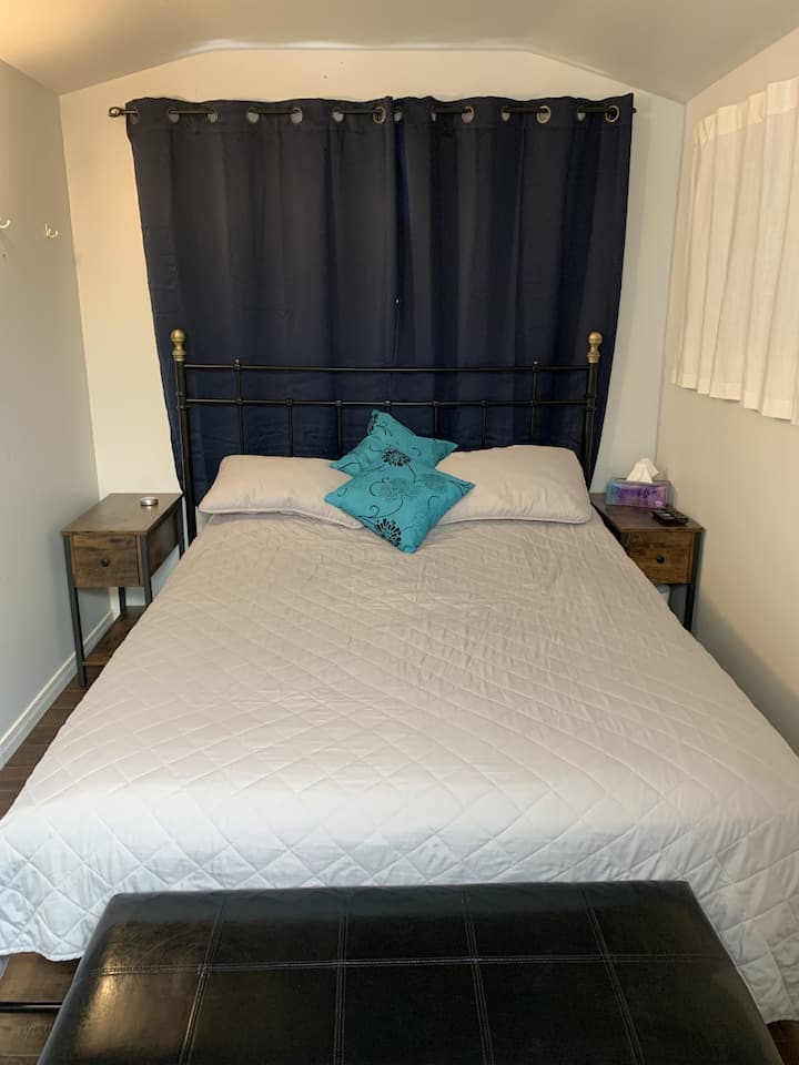 Glavna spavaća soba, bračni krevet (160x200), kutija za deke, male ladice i zidne vješalice dostupni su za upotrebu.  Uključuje i TV i DVD player.