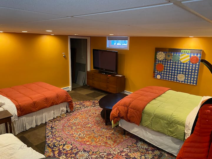cama completa a la izquierda de la cama queen a la derecha en el dormitorio del sótano.