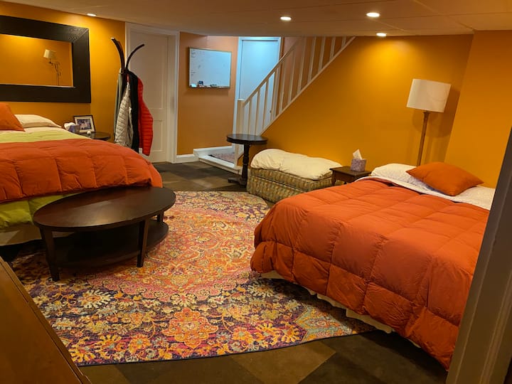 Cama queen a la izquierda y cama completa a la derecha en el dormitorio del sótano.