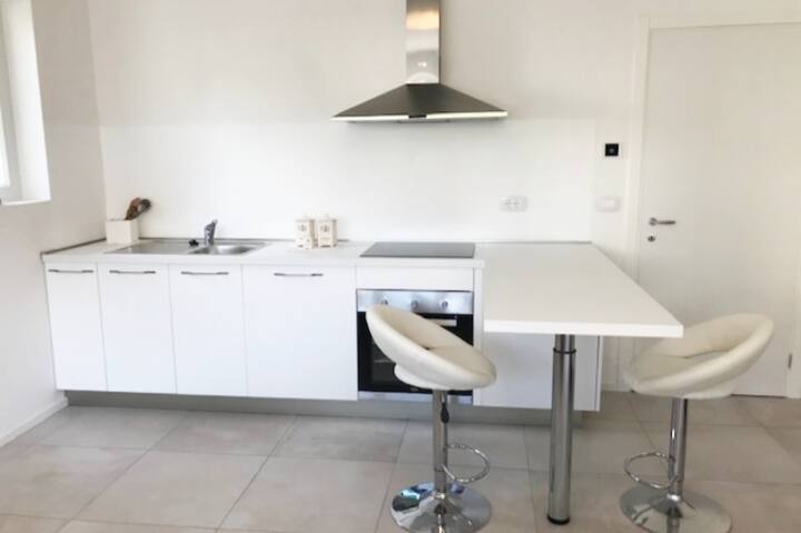 Dans le studio, vous trouverez le coin cuisine moderne et entièrement meublé 
