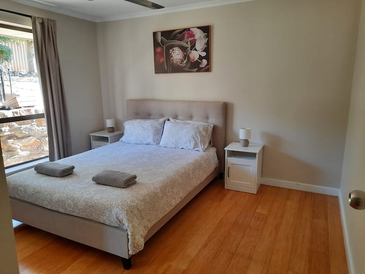 Esta habitación tiene cama tamaño queen, ventilador de techo, aire acondicionado/calefacción y armario.