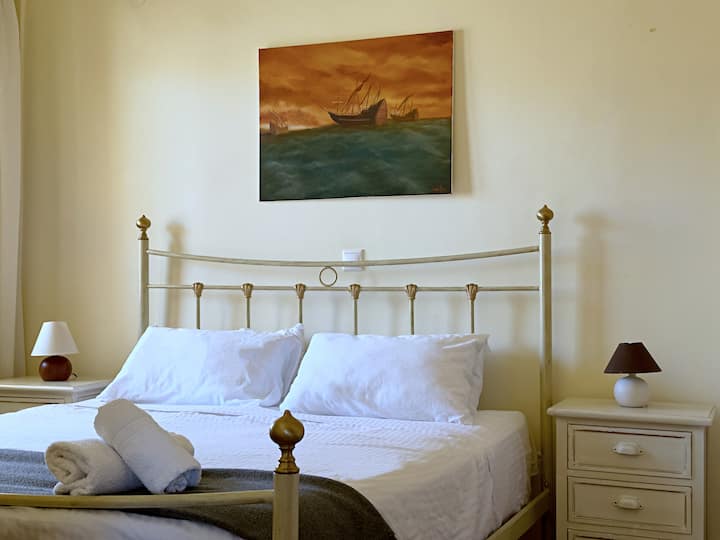 غرفة النوم الرئيسية مع مرتبة مريحة إضافية.