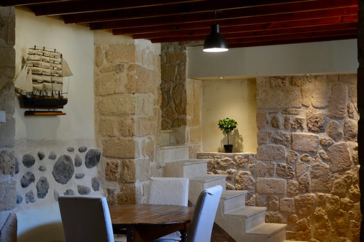 غرفة معيشة ثانية على الطراز الحجري بسرير أريكة مزدوج الحجم وشاشة تلفزيون مقاس 50 بوصة مع Netflix.