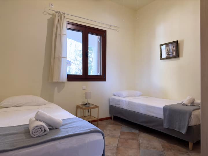 غرفة بسريرين مفردين أو سرير مزدوج (مرتبة مريحة إضافية).