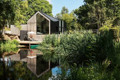 Chill @ architect designed home with wild swimming