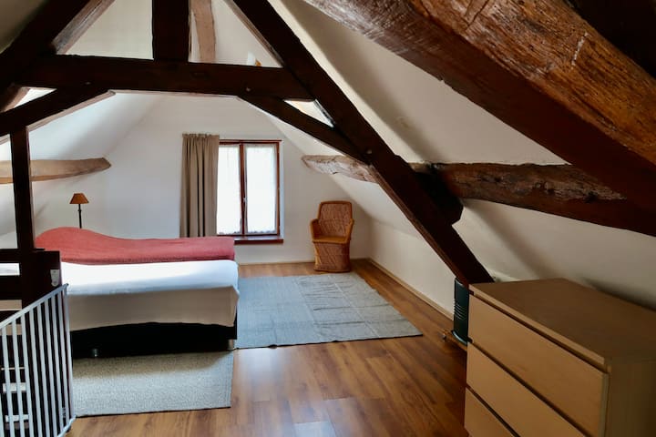 ห้องนอนมีเตียงเดี่ยว 2 เตียงที่ชั้น 1