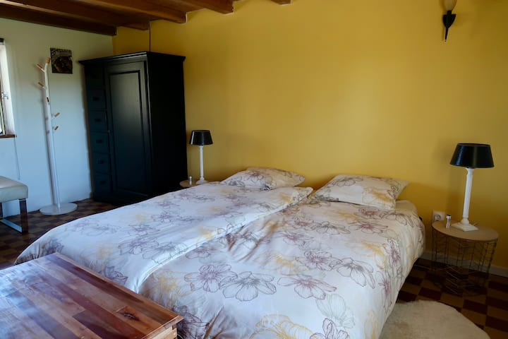 ห้องนอนชั้นล่าง