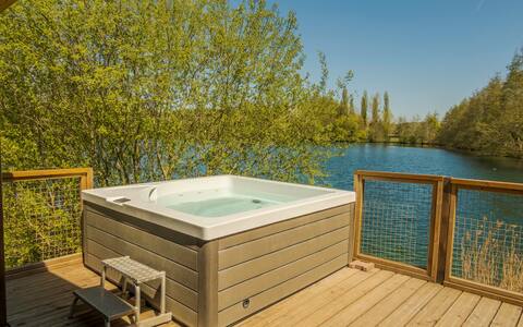 Nature chalet with private spa facing the pond
