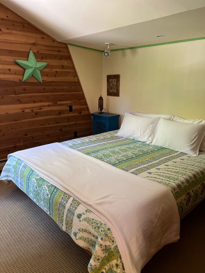 Bračni krevet (širine 180-220 cm) u spavaćoj sobi na