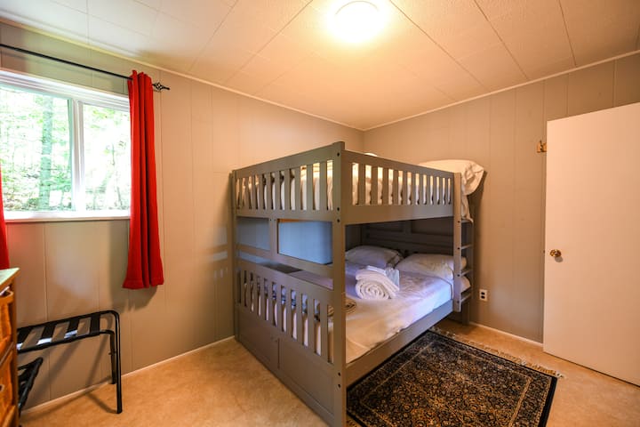 úplne nové dvojité lôžka. Všetku posteľnú bielizeň je možné poskytnúť za príplatok. Pohodlne sa vyspia až 4 osoby. Stojany na batožinu, komoda a šatník.