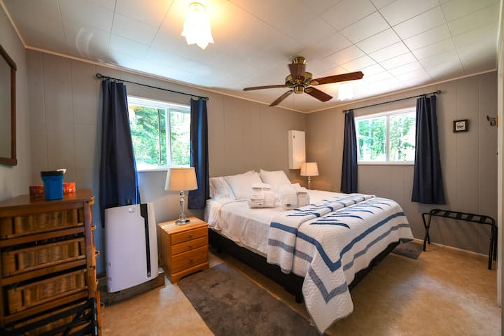 úplne nová manželská posteľ. Za príplatok je možné zabezpečiť všetku bielizeň. Tmavé záclony na tie rána, v ktorých chcete spať. Stojany na batožinu sú k dispozícii spolu s dvojitým šatníkom. 