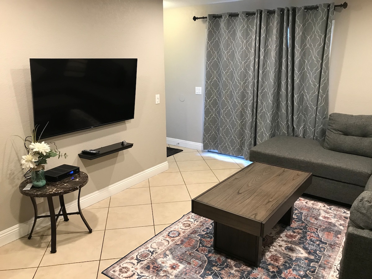 TV u dnevnom boravku i izlaz na terasu