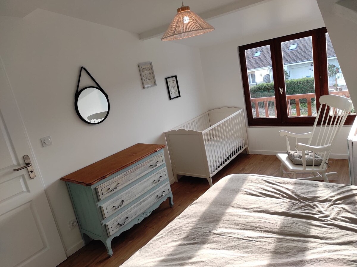 Veľká rodinná izba na poschodí vrátane manželskej postele 160 x 200, detskej postieľky s rozmermi 60 x 120, komody, prebaľovacej rohože, hojdacieho kresla, nočnej lampy, zrkadla