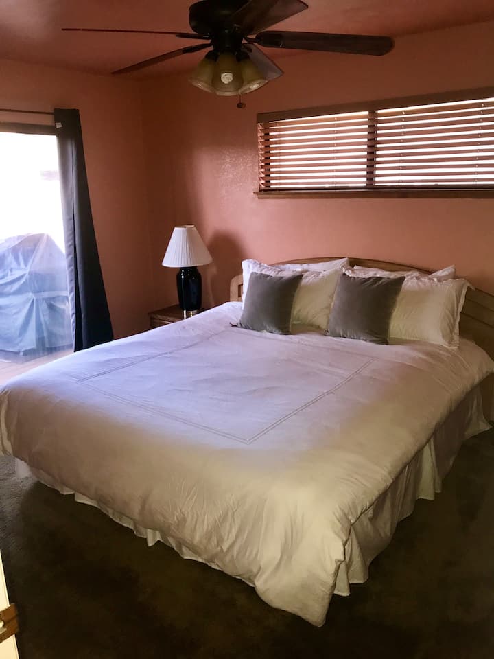 Chumba cha kulala cha ghorofa #3 Kitanda aina ya King. Iko mbali na sitaha ya kufunika. 