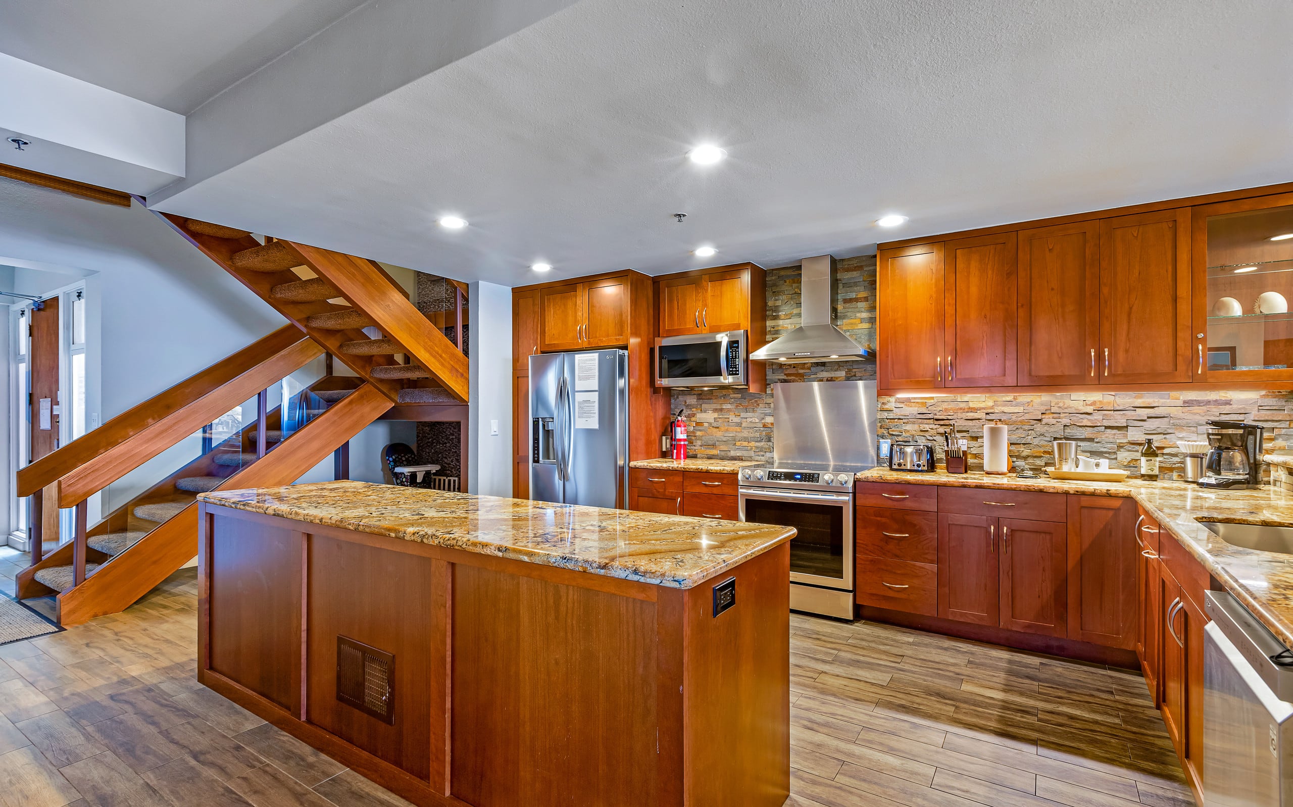 Condo in Lahaina · ★4.82 · 3 bedrooms · 8 beds · 3 private baths - Image 9