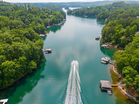 Lake Keowee Hideaway Lake Access in a Private Cove