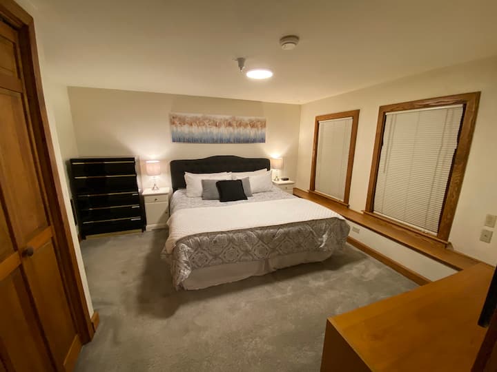 Hauptschlafzimmer im Erdgeschoss - östliches Kingsize-Bett