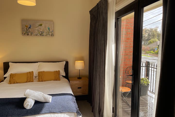 Спалня 1 - двойно легло, телевизор и балкон