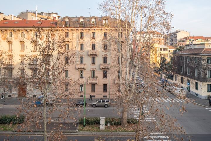 Design & Light – Historic 3BR w/ Parking, Milan gallery image 3