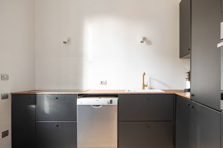 Design & Light – Historic 3BR w/ Parking, Milan gallery image 5