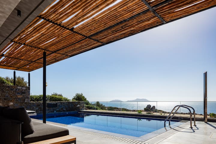 Luxe Coastal Escape with Sea Views – Kumo Villa II