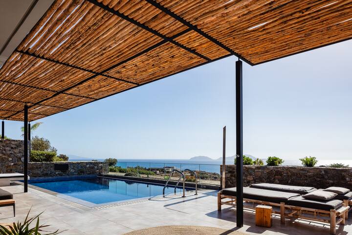 Luxe Coastal Escape with Sea Views, Kumo Villa III gallery image 2