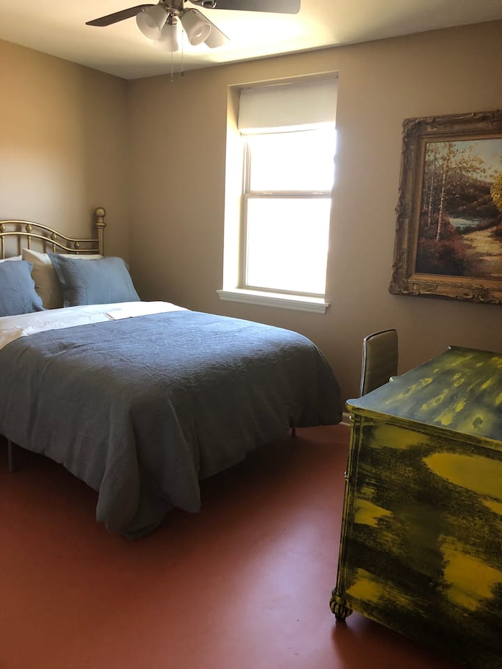 Druhá spálňa s manželskou posteľou, písacím stolom a stoličkou.