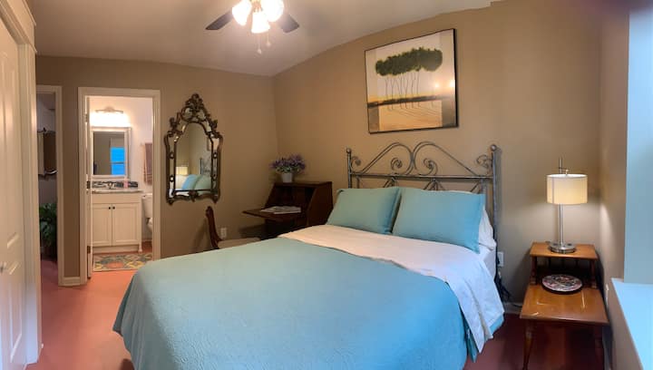 Hlavná spálňa s manželskou posteľou, kúpeľňa s toaletou uzavretá v tejto spálni.
