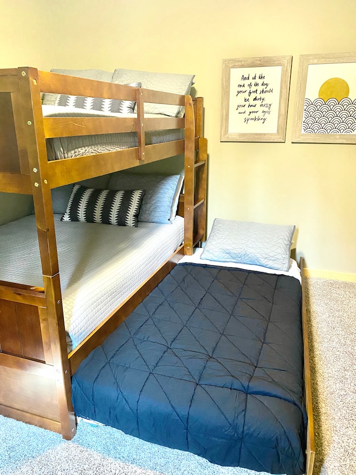 Tercer dormitorio con juego de litera completa y cama nido doble.