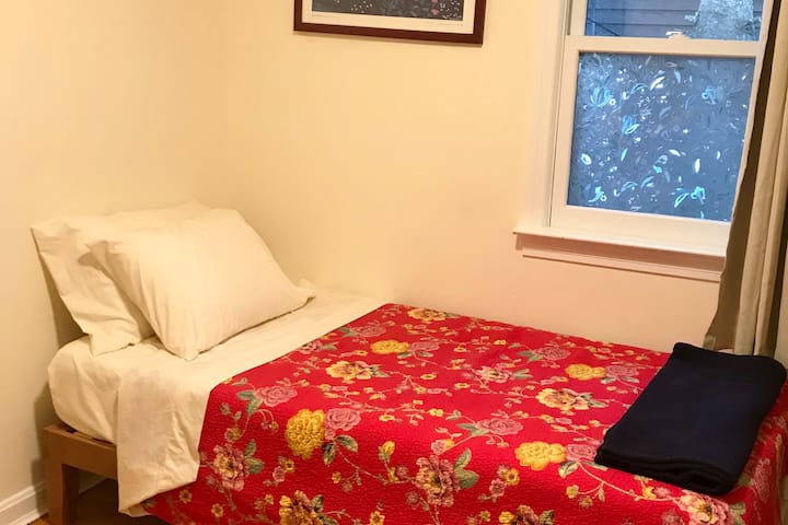 Chumba cha kulala cha kati na kitanda pacha. 