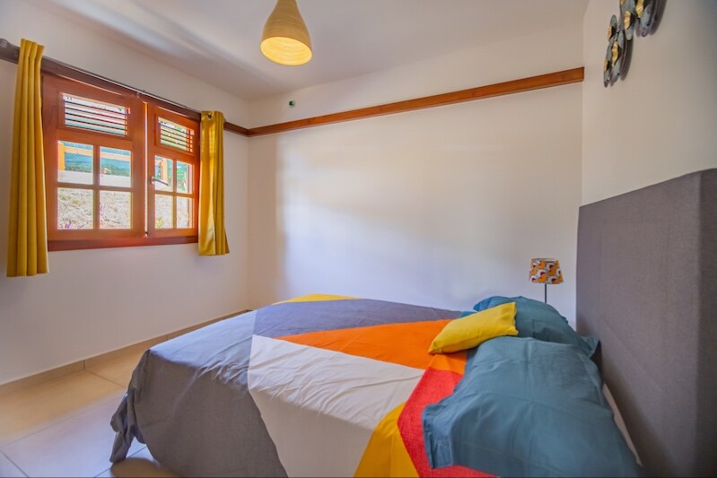 Segundo dormitorio, con aire acondicionado y cama doble.